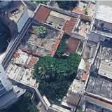 Il cortile del palazzo (che oggi si presenta come una �foresta� impenetrabile) per 40 anni ospit� sei box nei quali, dagli anni 70 in poi, giovani appassionati di musica rock trascorrevano pomeriggi e serate 
